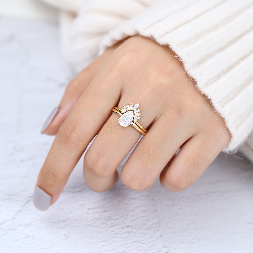 Summer-1.33 Carats Pear Moissanite Solitaire Bridal Ring Set