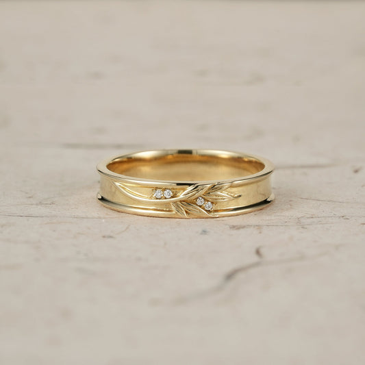 Round Moissanite diamond Men's Wedding Band