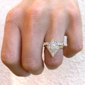 0.3 CT Oval Shape CVD Diamond Kite Engagement Ring
