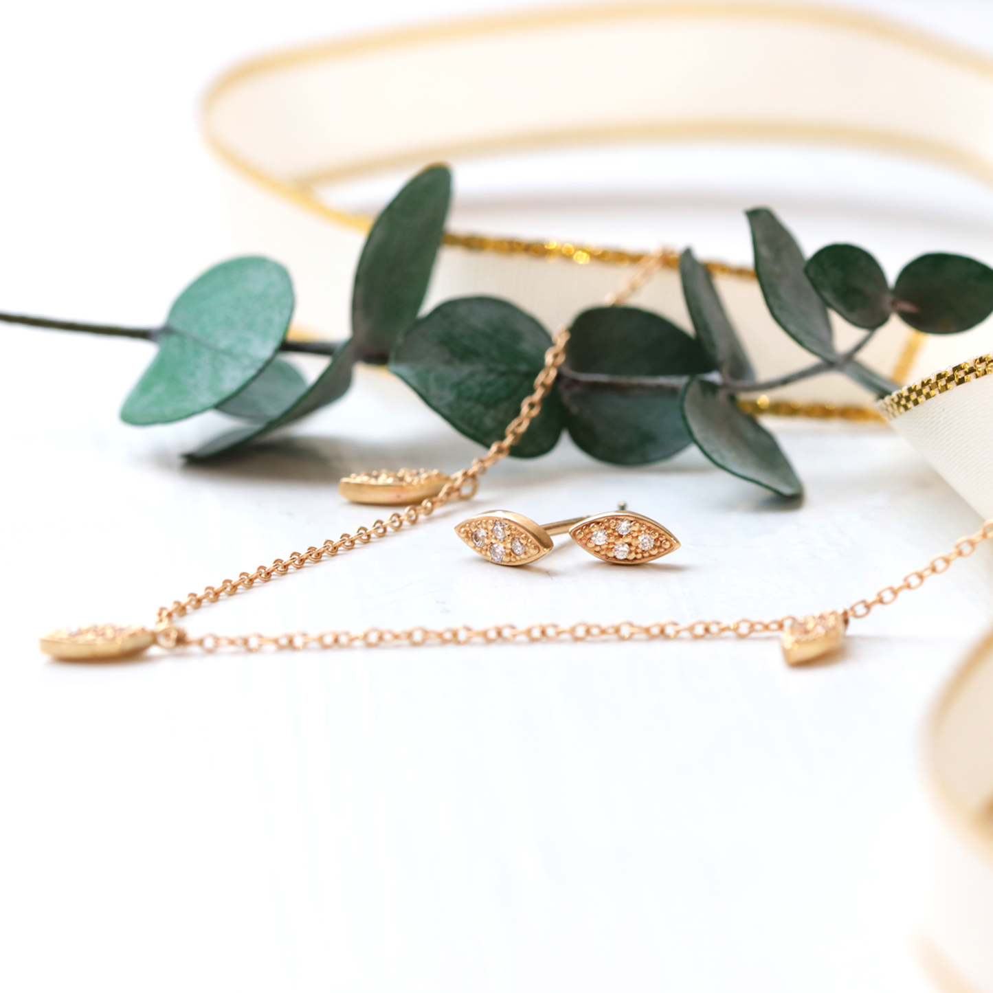 John-0.10 Carats Round Moissanite leaf Necklace